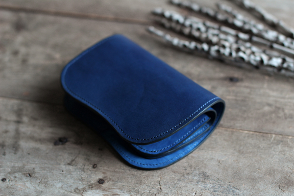 藍染レザーの二つ折り財布
